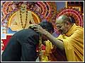 Pujya Yagnavallabh Swami welcoming Mr.Chivakula