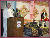 Dr. Vinod Patel
introducing the Vice-President of India, Honorable Shekhawat to the audience.  