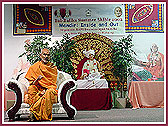 Pujya Mahant Swami addressing children  