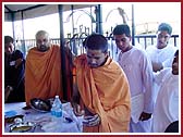 Pujya Saints taught karyakars how to make vegetarian food (Swaminarayan Khichdi) as one of the lighter activities