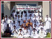  Group photo with Pujya Saints and Harikrishna Maharaj