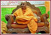 Swamishri in a cheerful joyous mood