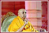 Swamishri blesses the Yuva Din evening assembly
 