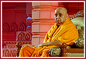 Swamishri at the evening assembly