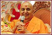  Swamishri blesses the devotees from Chicago 
