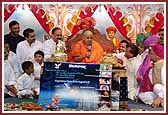  Swamishri blesses the devotees from Chicago 