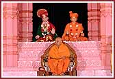Swamishri at the Parents' Day evening assembly