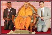 Swamishri with Dr. Rush Holt, US Congressman and Professor at Princeton University and Mr. Upendra Chivukula