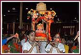  Swagat of Maharaj and Swami into the program 