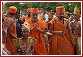 Swamishri is welcomed at the Assembly for Volunteers