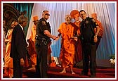 Swamishri greets Edison Police Officers 