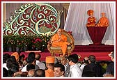 Swamishri gives sameep darshan to all the volunteers