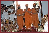 Swamishri is welcomed by balaks and kishores
