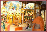 Swamishri performs aarti