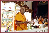 Swamishri performs aarti