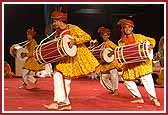 Kishores welcome Swamishri with an energetic dance 