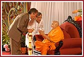 Mayor of Edison, George Spadoro, greets Swamishri