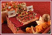 Swamishri doing mala while chanting \'Swaminarayan\'' hspace=0 vspace=