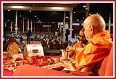 Devotees do darshan as Swamishri performs his pooja