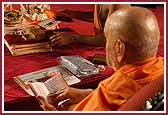 Swamishri reads the Shikshapatri and the Janmangal Namavali