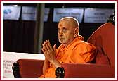   Swamishri bids 'Jay Swaminarayan' to devotees