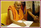 Swamishri visits Edison Mandir accounting office