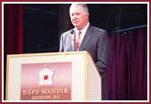 New Jersey State Assembly Speaker Albio Sires, the third highest ranking politician in New Jersey, addresses the satsang assembly