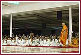 Devotees having darshan during Swamishri's morning walk