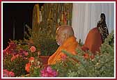 Swamishri at the evening assembly