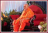 Swamishri at the evening assembly
