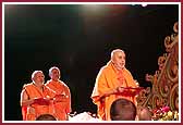 Swamishri, Pujya Viveksagar Swami, and Pujya Ghanshyamcharan Swami perform aarti