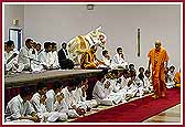 Kishores do darshan as Swamishri walks