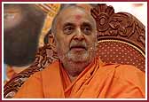 Swamishri blesses the youths in the assembly