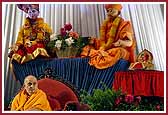 Swamishri in a divine mood during the assembly