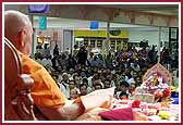 Swamishri doing the mala