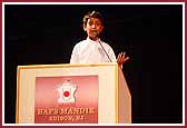 A young balak delivers a speech in Gujarati 
