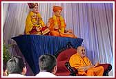 Swamishri blesses the assembly 