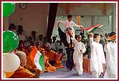 Swamishri joins balaks in the waving of the Indian flag