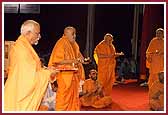 Swamishri and senior saints perform arti
s assembly