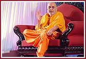 Swamishri blesses the assembly 