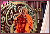 Swamishri humbly performs aarti 