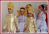 Children welcome Swamishri