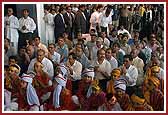 Devotees having darshan of Swamishri