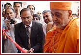 Swamishri performs pujan (consecration) of the new addition to New York Mandir 