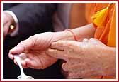 Swamishri performs pujan (consecration) of the new addition to New York Mandir