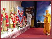 Swamishri does darshan of the deities
