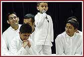 Balaks and kishores perform mukhpath in Swamishri's morning walk 