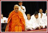 Balaks and kishores perform mukhpath in Swamishri's morning walk 