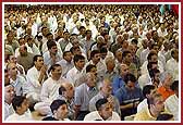 Devotees having darshan of Swamishri during his pooja