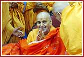 Swamishri joyfully accepting a shaal on behalf of the NE women's wing